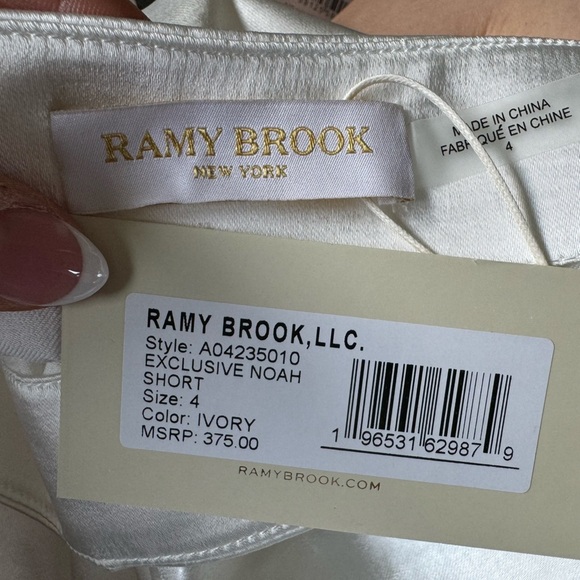 Ramy Brooke Ivory Silky Satin Short with Gold Chain Size 4🤍💛 - Picture 3 of 3